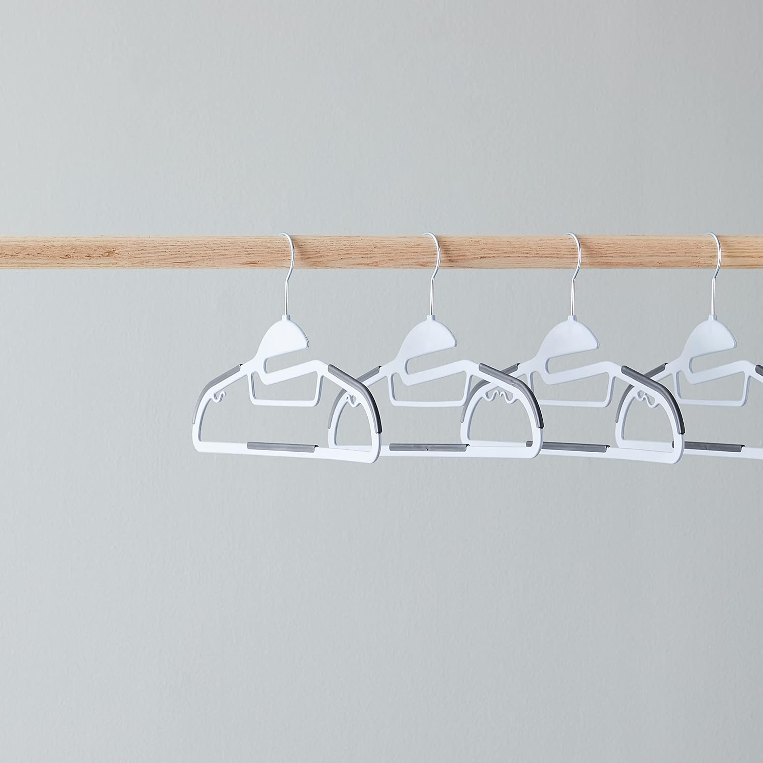 Space-saving plastic hangers with non-slip rubber coating and 360° swivel hooks.